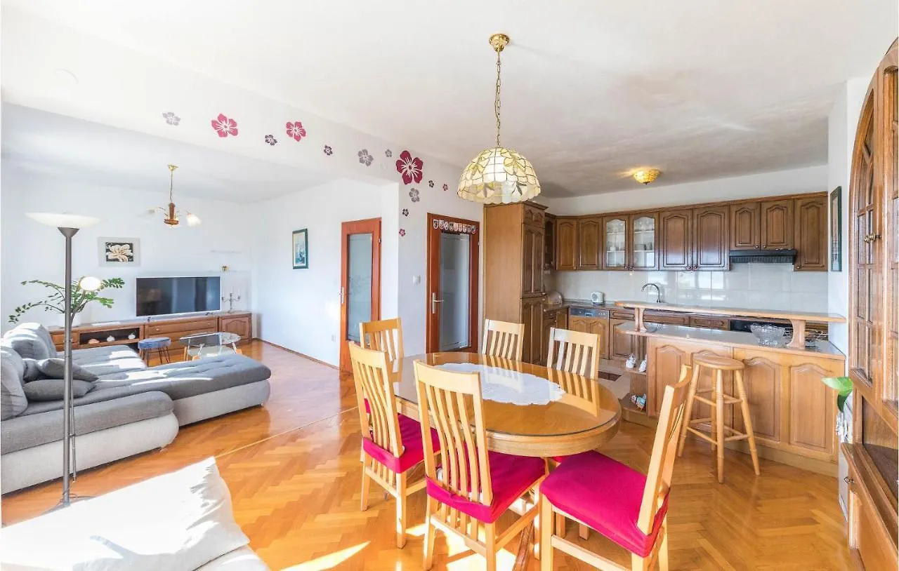 Beautiful Apartment In Trogir With Wifi